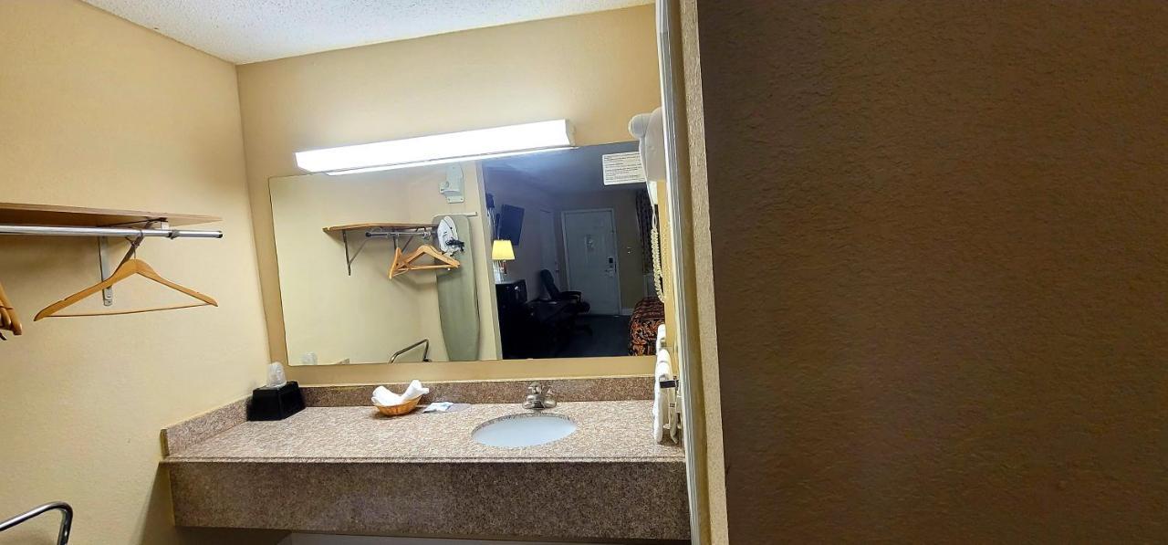 Regency Travel Inn Hayti エクステリア 写真